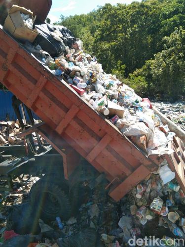 Petugas membersihkan sampah yang menggunung di Pantai Tanjung Bira, Bulukumba. (Hermawan/detikSulsel)