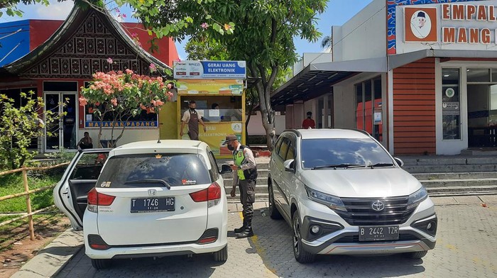Petugas mulai mengosongka Rest Area Km 57 jelang one way arah Jakarta nanti siang (Yogi/detikcom)