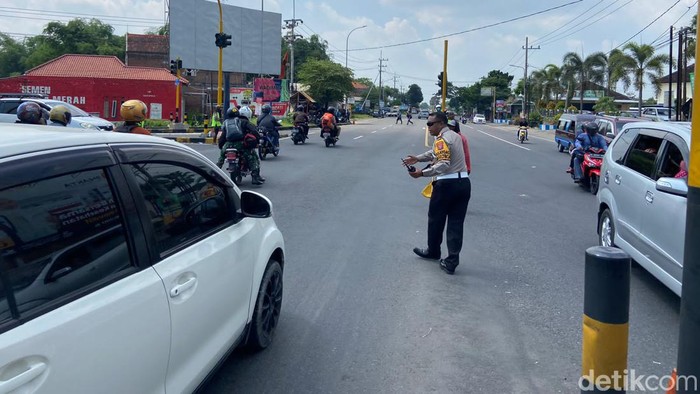 Arus balik Lebaran 2022 mulai terlihat pada sejumlah ruas jalan di Kabupaten Jombang. Sampai sore tadi, arus lalu lintas masih ramai lancar dan terkendali.