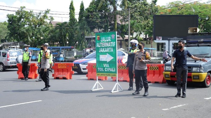 Polisi melakukan rekayasa lalu lintas di Alun-alun Ciamis mengalihkan kendaraan ke arah Tol Cipali