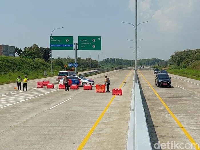 Polisi memasang barikade untuk menutup tiga exit tol selama diberlakukan sistem one way di Tol Kalikangkung hingga Tol Cikampek, Jumat (6/5/2022) siang.