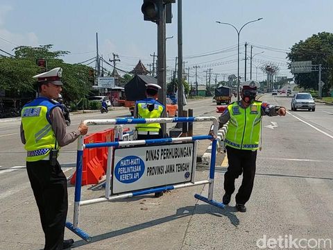Polisi memasang barikade untuk menutup tiga exit tol selama diberlakukan sistem one way di Tol Kalikangkung hingga Tol Cikampek, Jumat (6/5/2022) siang.
