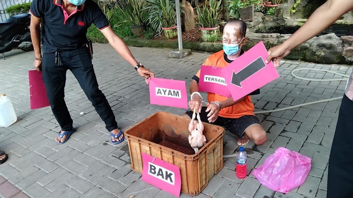 Polisi rekonstruksi kasus ayam berformalin di Tangerang
