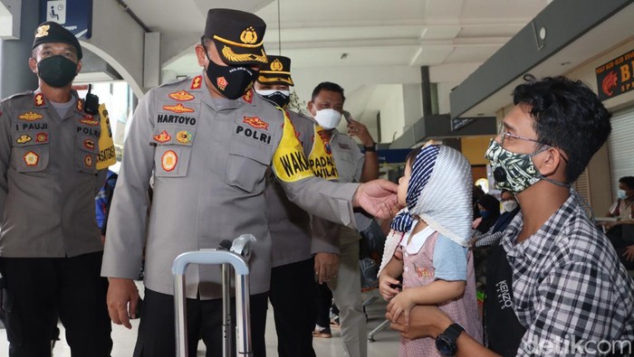 Polisi diminta cepat tanggap saat ada warga yang butuh bantuan. Seperti yang disampaikan Kapolrestabes Surabaya Akmad Yusep Gunawan saat monitoring setiap pos pengamanan mudik Lebaran 2022.