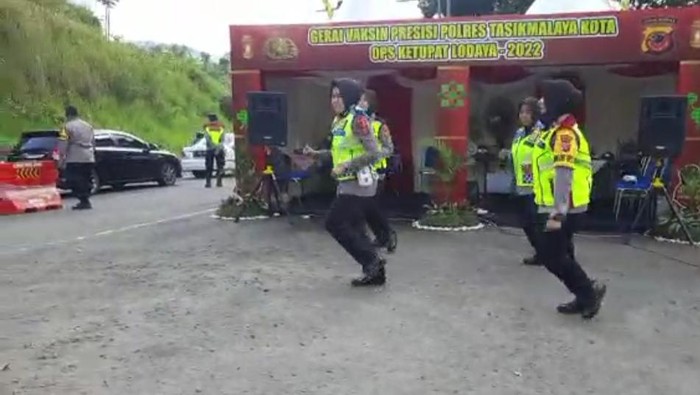 Polwan bernyanyi dan menari di depan Pos Letter U Gentong untuk menghibur pemudik.