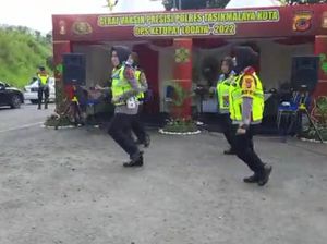 Aksi Polwan Menghibur Pemudik di Gentong Tasikmalaya