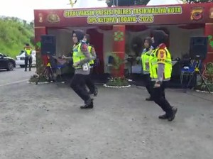 Polwan Turun Tangan Hibur Pemudik di Gentong