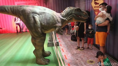 Potret Anak-anak Bermain dengan Dinosaurus di Mal