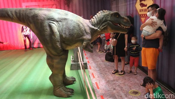 Anak-anak berteriak kegirangan saat melihat dinosaurus Patagotitan Mayorum dan Triceratops. Namun kegirangan anak-anak ini berubah saat Tyranosaurus Tex (T-Rex) menghampiri mereka.