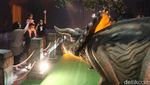 Potret Anak-anak Bermain dengan Dinosaurus di Mal