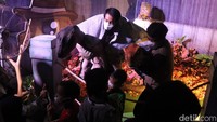 Untuk masuk ke Dino Island ini, pengunjung harus merogoh kocek untuk tiket masuk anak sebesar Rp 100 ribu dan dewasa Rp 75 ribu. Dino Island ini baru pertama hadir di Bandung, setelah sebelumnya ada di Jakarta dan pernah juga digelar di Surabaya. Meski ini hanya, miniatur dinosaurus, namun yang ditampilkan ini hidup, bentuk dan warnanya menyerupai aslinya, bahkan suaranya pun mirip seperti dinosaurus yang sebelumnya hanya dapat kita saksikan di layar kaca.