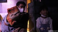 Tak hanya melihat dinosaurus dewasa, anak-anak juga bisa melihat baby dinosaurus jenis Patagotitan Mayorum dan T-Rex. detikJabar juga merasakan sensasi berpetualang saat masuk kedalam Dino Island ini. Kita dapat melihat atraksi interaktif dan edukatif dinosaurus kepada anak-anak yang melihatnya secara langsung.