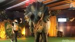 Potret Anak-anak Bermain dengan Dinosaurus di Mal