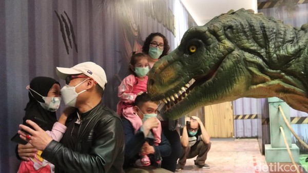 Selain bisa bercengkrama, anak-anak juga bebas berswafoto, asalkan tidak menyentuh dinosaurus ini.