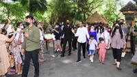 Sambil memasuki area kebun binatang, Jokowi sesekali menyapa para pengunjung lain yang juga berwisata di sana.