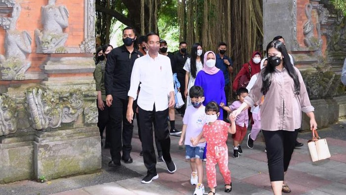Presiden Joko Widodo (Jokowi) beserta keluarga menghabiskan libur lebaran di Provinsi Bali. Jokowi dan istri, Iriana mengajak anak beserta cucu wisata satwa. Begini potretnya. Jumat, 6/5/2022.