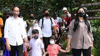 Setelah memberi makan harimau putih, Presiden beserta keluarga meninggalkan Bali Safari & Marine Park untuk kembali ke Istana Kepresidenan Tampaksiring.