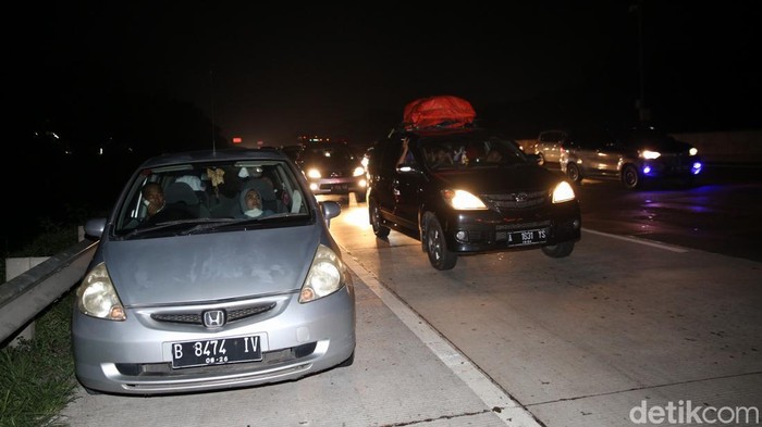 Potret Kemacetan Tol Japek Km 48, Banyak Pengemudi Istirahat di Bahu Jalan Pemudik terjebak kemacetan di KM 48 Tol Jakarta Cikampek, Karawang, Jawa Barat, Jumat (6/5/2022). Jalur B One Way terlihat tengah malam ini macet total hingga km 28. Sepanjang Km 48, banyak ditemui sejumlah kendaraan di bahu jalan. Kendaraan itu berhenti di jalur one way sebelah kanan.