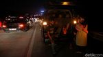 Potret Kemacetan Tol Japek Km 48, Banyak Pengemudi Istirahat di Bahu Jalan