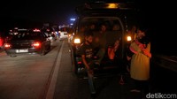 Lalu lintas di jalur kanan one way saat ini terlihat lebih padat dibandingkan di jalur kiri.
