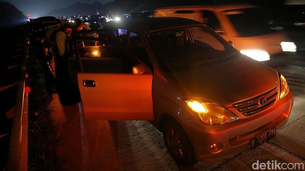 Pemudik terjebak kemacetan di KM 48 Tol Jakarta Cikampek, Karawang, Jawa Barat, Jumat (6/5/2022). Jalur B One Way terlihat tengah malam ini macet total hingga km 28. Sepanjang Km 48, banyak ditemui sejumlah kendaraan di bahu jalan. Kendaraan itu berhenti di jalur one way sebelah kanan.