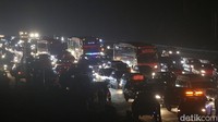 Arus kendaraan dari arah Jawa menuju Jakarta terus berdatangan.