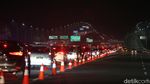 Potret Kemacetan Tol Japek Km 48, Banyak Pengemudi Istirahat di Bahu Jalan