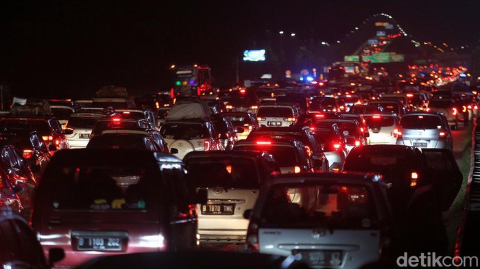 Pemudik terjebak kemacetan di KM 48 Tol Jakarta Cikampek, Karawang, Jawa Barat, Jumat (6/5/2022). Jalur B One Way terlihat tengah malam ini macet total hingga km 28. Sepanjang Km 48, banyak ditemui sejumlah kendaraan di bahu jalan. Kendaraan itu berhenti di jalur one way sebelah kanan.