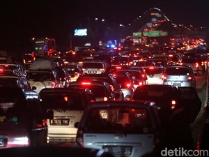 Tol Japek Arah Jakarta Macet Malam Ini, Berikut Titiknya