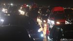 Potret Kemacetan Tol Japek Km 48, Banyak Pengemudi Istirahat di Bahu Jalan
