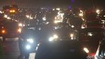 Potret Kemacetan Tol Japek Km 48, Banyak Pengemudi Istirahat di Bahu Jalan