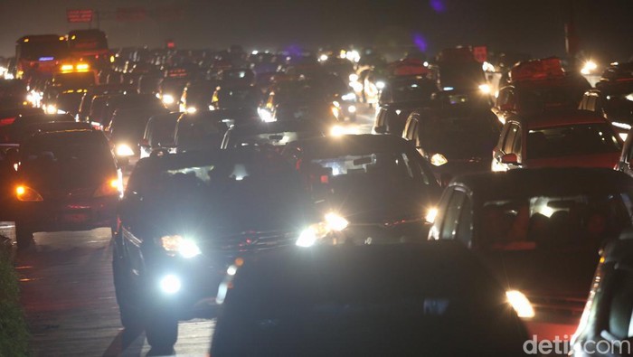 Potret Kemacetan Tol Japek Km 48, Banyak Pengemudi Istirahat di Bahu Jalan Pemudik terjebak kemacetan di KM 48 Tol Jakarta Cikampek, Karawang, Jawa Barat, Jumat (6/5/2022). Jalur B One Way terlihat tengah malam ini macet total hingga km 28. Sepanjang Km 48, banyak ditemui sejumlah kendaraan di bahu jalan. Kendaraan itu berhenti di jalur one way sebelah kanan.