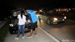 Potret Kemacetan Tol Japek Km 48, Banyak Pengemudi Istirahat di Bahu Jalan