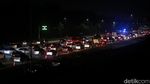 Potret Kemacetan Tol Japek Km 48, Banyak Pengemudi Istirahat di Bahu Jalan