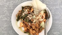 Sesampai di rumah kami santap hidangan lebaran lontong sayur lengkap