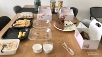 Sore hari menyiapkan hantaran kue lebaran untuk para tetangga