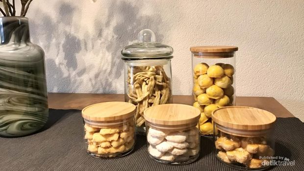 Meski jauh dari tanah air tapi kue khas lebaran tetap tersedia disini