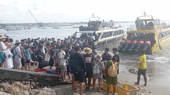 Potret wisatawan di Pelabuhan Penyeberangan Sanur, Denpasar yang berduyun-duyun hendak berlibur ke Pulau Nusa Penida dan Nusa Lembongan.