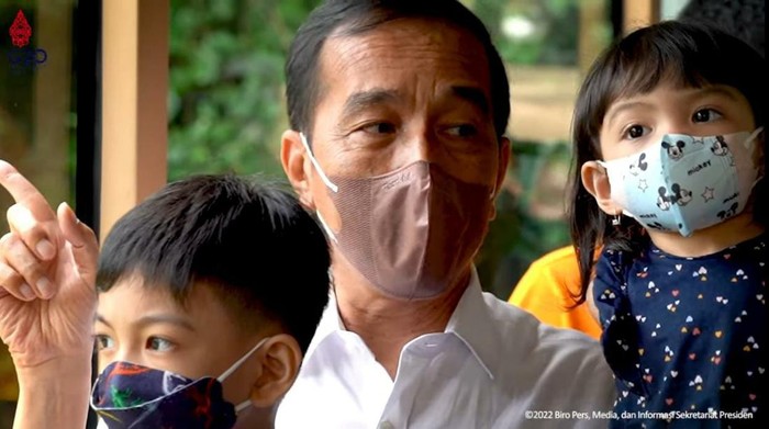 Presiden Jokowi dan cucunya melihat-lihat satwa di kebun binatang di Bali (Screenshot YouTube Sekretariat Presiden)