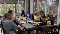 Beberapa waktu lalu, Hotman Paris dan istri liburan paskah di kampung halamannya yaitu Kecamatan Laguboti, Toba. Mereka menikmati sarapan bersama keluarga.