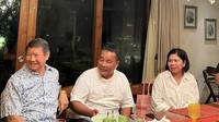 Dgn Hasyim( adik Prabowo) : makan pesta lebaran di villanya di Bali, tulis Hotman Paris di keterangan foto. Ia tampak bahagia menghadiri jamuan makan resmi ditemani istrinya.