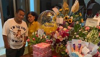 Rayakan ulang tahun sang istri, Hotman Paris berfoto bersama. Terlihat ada banyak kue ulang tahun dan kado untuk istri tercintanya. 