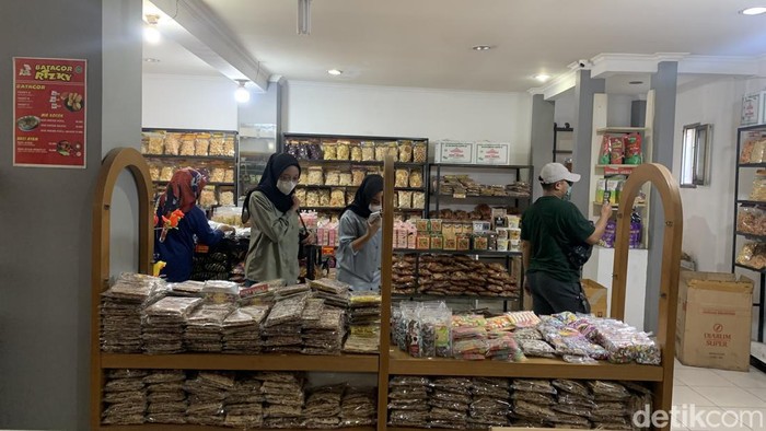 Pusat oleh-oleh Bandung diserbu wisatawan.