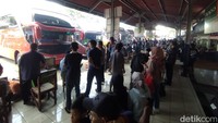 Salah seorang pemudik yang balik ke perantauan pada Jumat adalah Surya Irawan (21), warga Desa Batuwarno, Kecamatan Batuwarno. Ia balik pada hari ini karena pada Minggu (8/5) sudah mulai masuk kerja. Di perantauan ia bekerja sebagai karyawan pabrik dan tinggal di Kota Tangerang, Banten.