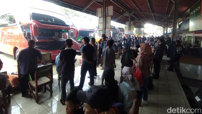Ramainya Terminal di Wonogiri, Kaum Boro Mulai Tinggalkan Kampung Halaman Ribuan kaum boro Wonogiri sudah mulai balik ke perantauan. Jumlah penumpang bus Antar Kota Antar Provinsi (AKAP) yang berangkat dari Wonogiri terus meningkat setiap harinya.