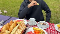 Pose keren Refal saat menikmati buah dan aneka roti juga dipamerkan olehnya. Tampaknya saat itu Refal sedang piknik. Foto: Instagram @refalhady
