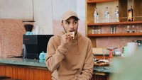 Refal menikmati tacos di salah satu restoran. Ia duduk di mini bar dan begaya keren saat menikmati makanan. Foto: Instagram @refalhady