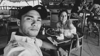 Momen Refal bersama sang kakak saat makan di restoran juga pernah dibagikan. Mereka bergaya santai dan menikmati hidangan lezat. Foto: Instagram @refalhady