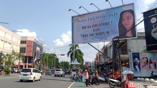 Baliho raksasa ajakan nikah di Klaten, Jumat (6/5/2022).