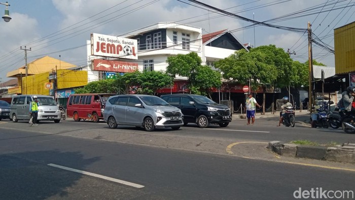 Suasana arus lalu lintas di Jalan Jogja-Solo mengarah ke timur, exit Tol Colomadu, Jumat (6/5/2022).